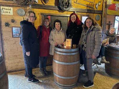 Frauenunion auf dem Weihnachtsmarkt in Düsseldorf, auf dem Weg zum Landtag