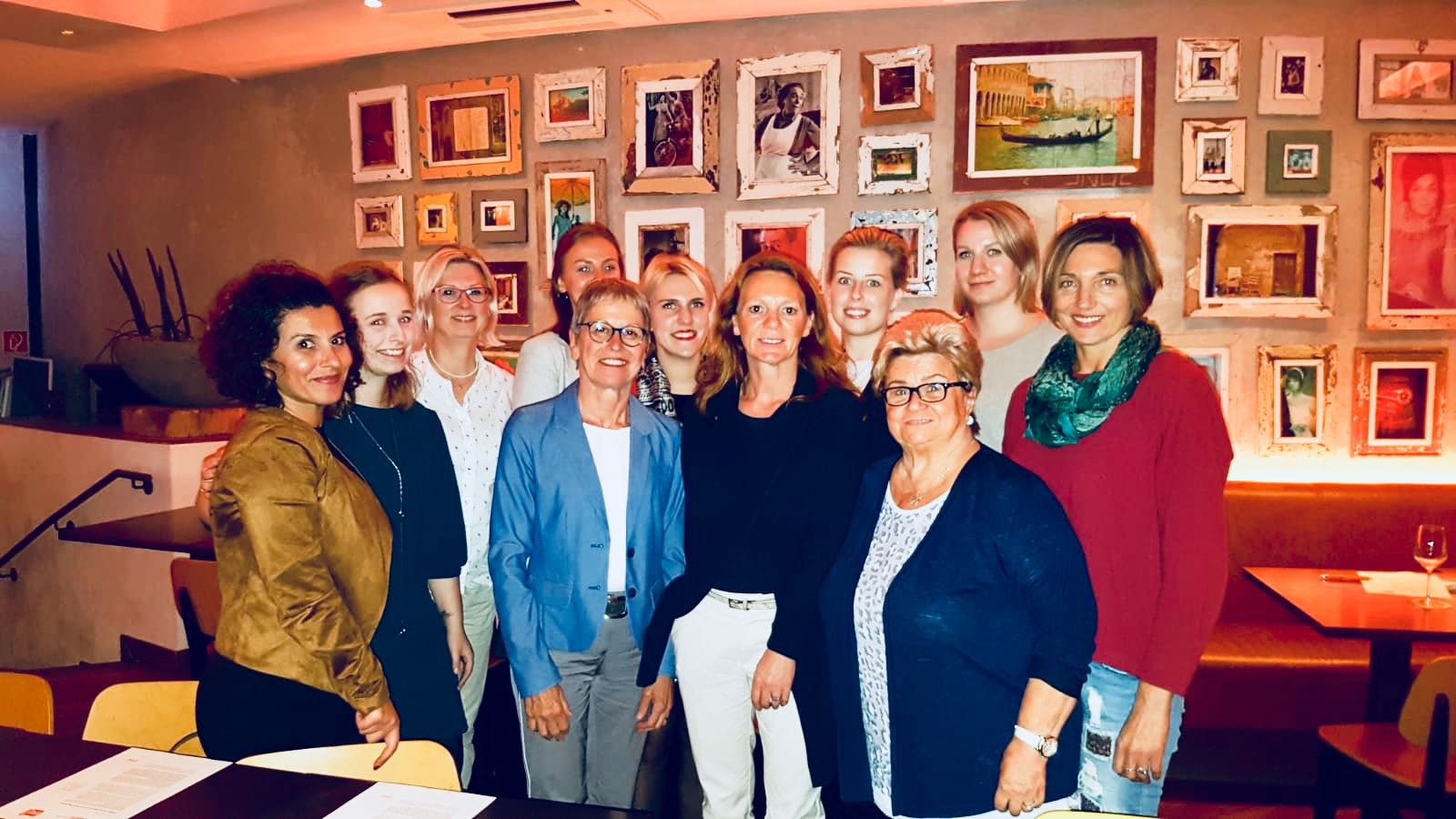 Bildunterschrift v.l.n.r.:  Leyla Korkmaz, Julia Hnerlage, Karin Ubrig, Barbara Stober (Versammlungsleiterin), Beate Horste, Lea Knezevic, Elke Mller, Gianna Krger, Dagmar Dorn, Dana Schneider, Jolanta Vogelberg  Nicht im Bild Beisitzerinnen Nasanin Ba